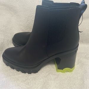 Sorel Brex Chelsea Boot ( size 8)